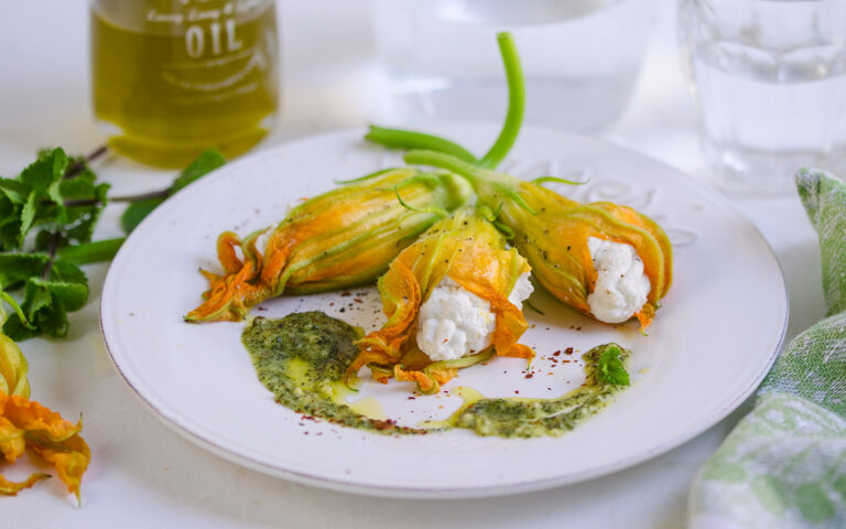 fiori di zucca ripieni con pesto di menta