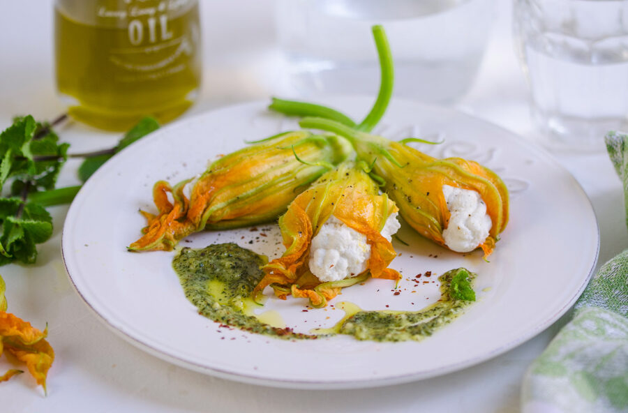 Fiori di zucca ripieni di pesto alla menta