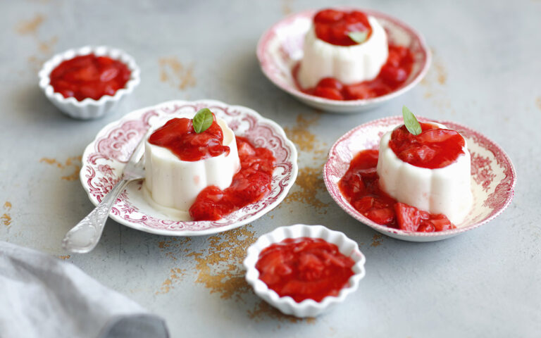 Panna cotta con composta di fragole