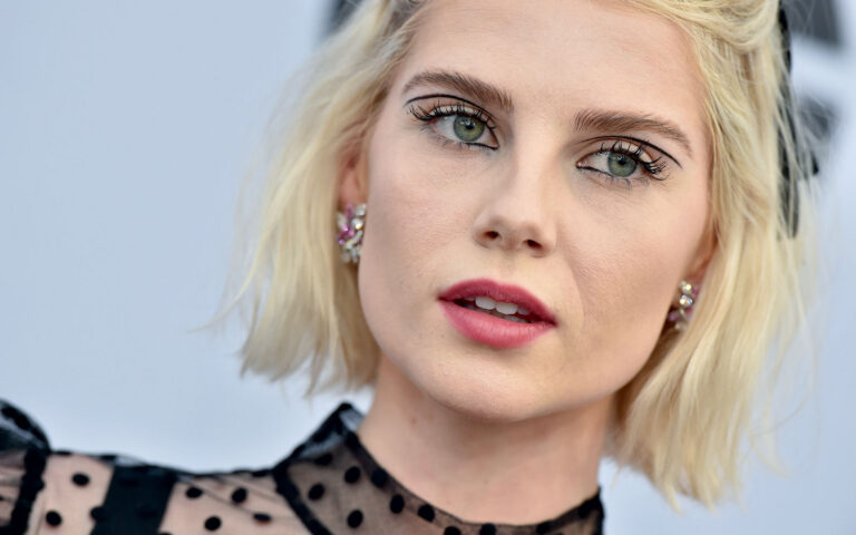 Lucy-Boynton-floating-eyeliner