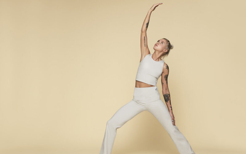 Yoga Un Guerriero Inverso Per Modellare I Punti Critici Silhouette Donna