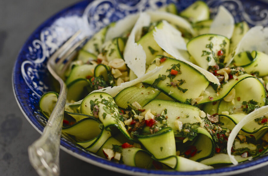 Insalata di zucchine con menta, peperoncino e nocciole