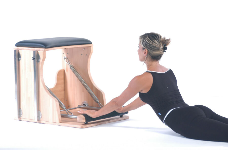 Pilates: spalle dritte e petto in fuori con il Flying Eagle sulla Chair