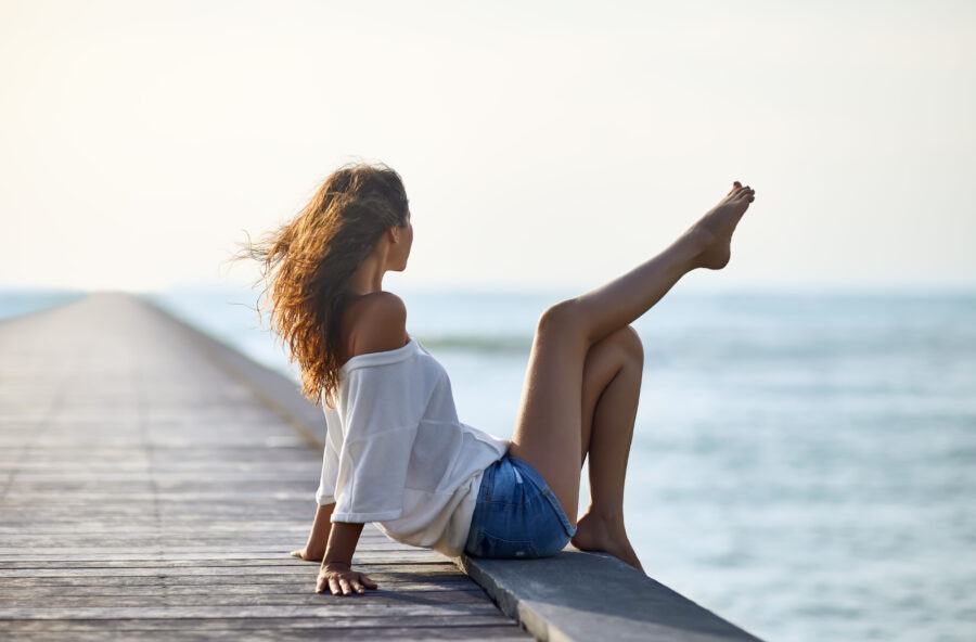 Gambe leggere con il rituale di benessere alle erbe