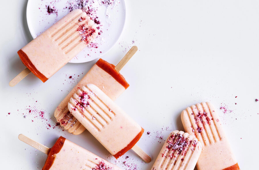 Ghiaccioli alla pesca e fragole