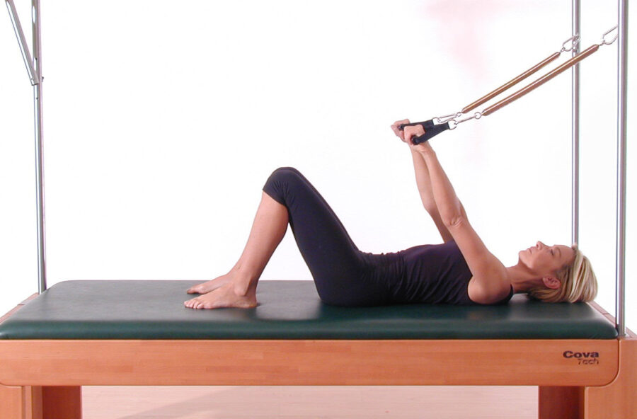 Pilates: disegna cerchi sulla Cadillac per definire braccia e spalle