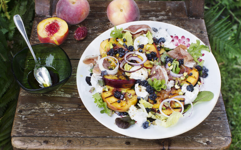 insalata estiva con pesce, crudo e burrata