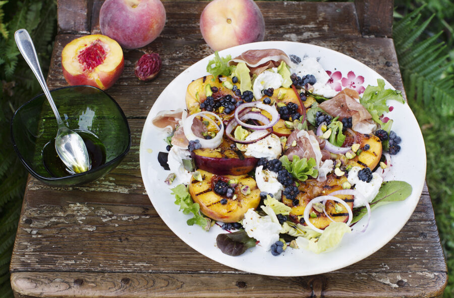 Insalata estiva con pesche, burrata e crudo