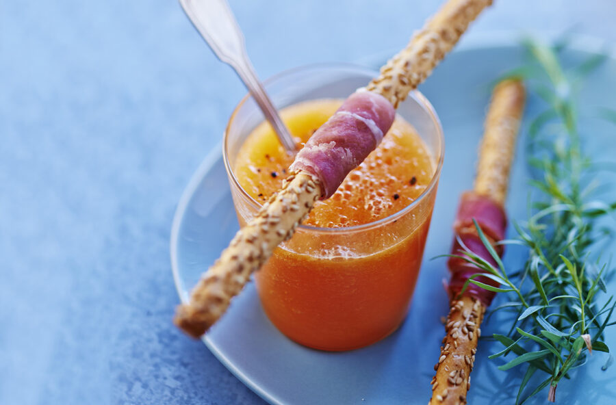 Gazpacho di melone con grissini e crudo