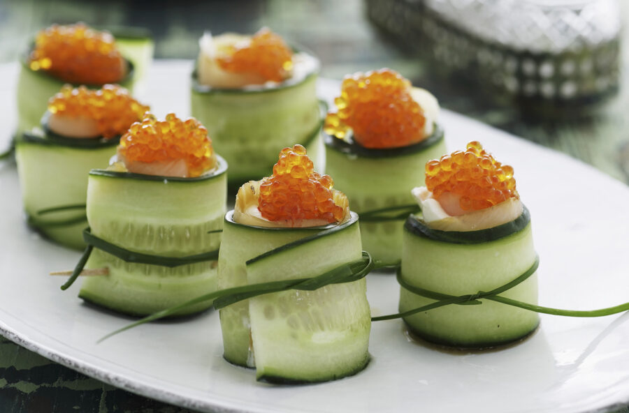 Rotoli di cetriolo con pesce spada e caviale