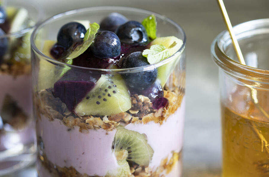 Dessert crunchy con yogurt, mirtilli e kiwi