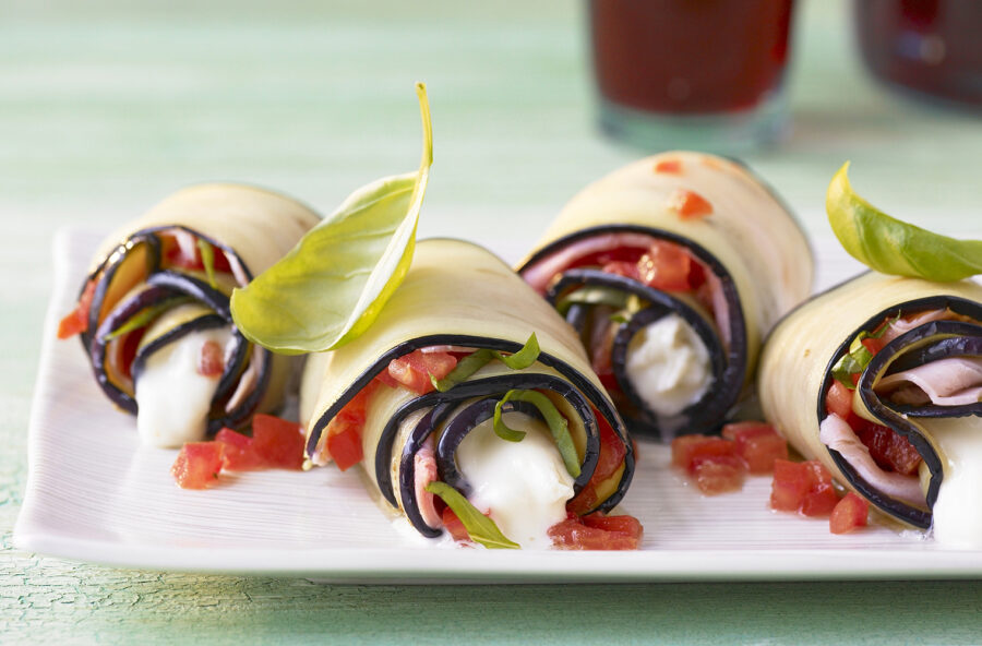 Involtini di melanzana con cotto, mozzarella e pomodori
