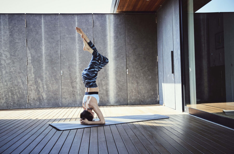 Yoga in inversione: cambia punto di vista per restare giovane