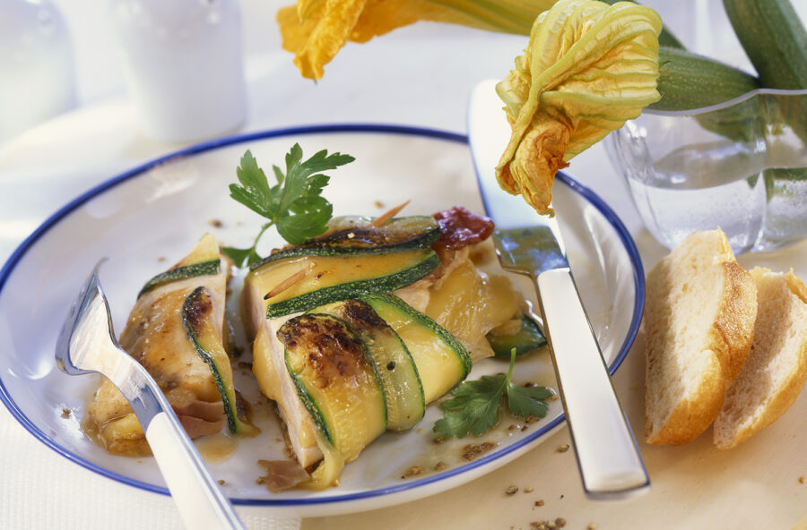 Petto di pollo “abbracciato” alle zucchine