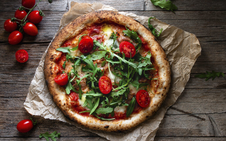 pizza con pomodorini e rucola