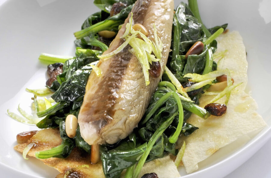 Sgombro con spinaci, pinoli e pane carasau