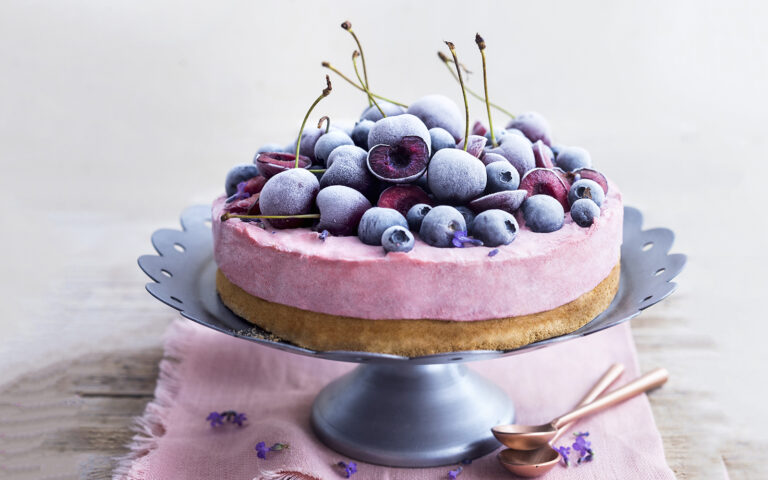 Torta gelato alle ciliegie e mirtilli Torta gelato alle ciliegie e mirtilli
