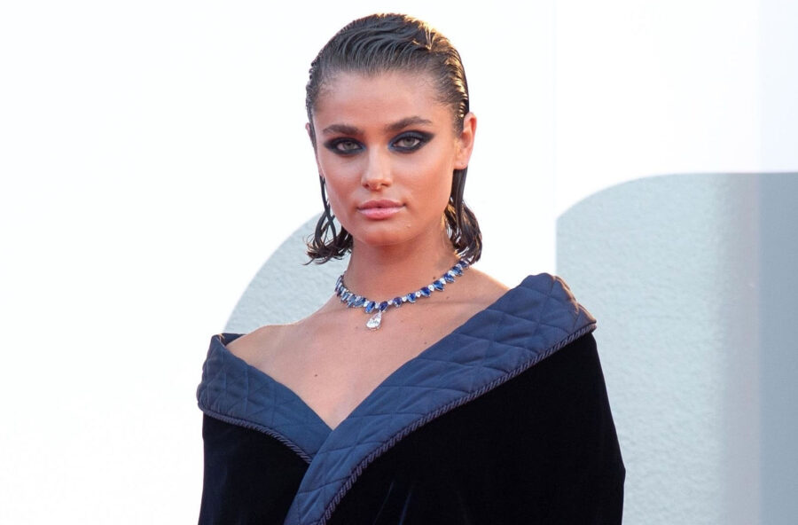 I look di Venezia 77: focus sugli occhi con la supertop Taylor Hill