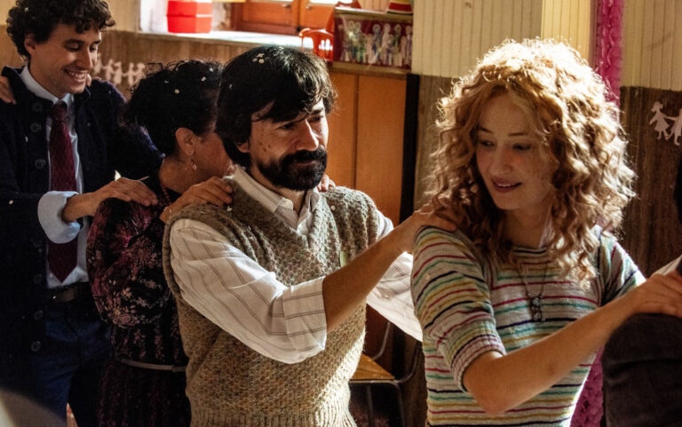 Set di "Lacci", regia di Daniele Luchetti.
Nella foto Luigi Lo Cascio e Alba Rohrwacher.
Foto di Gianni Fiorito
Questa fotografia è solo per uso editoriale, il diritto d'autore è della società cinematografica e del fotografo assegnato dalla società di produzione del film e può essere riprodotto solo da pubblicazioni in concomitanza con la promozione del film.
E’ obbligatoria la menzione dell’autore- fotografo: Gianni Fiorito. Set di "Lacci", regia di Daniele Luchetti.
Nella foto Luigi Lo Cascio e Alba Rohrwacher.
Foto di Gianni Fiorito
Questa fotografia è solo per uso editoriale, il diritto d'autore è della società cinematografica e del fotografo assegnato dalla società di produzione del film e può essere riprodotto solo da pubblicazioni in concomitanza con la promozione del film.
E’ obbligatoria la menzione dell’autore- fotografo: Gianni Fiorito.