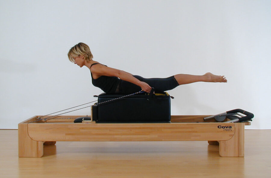 Pilates: tira la cinghia sul Reformer per rinforzare la schiena