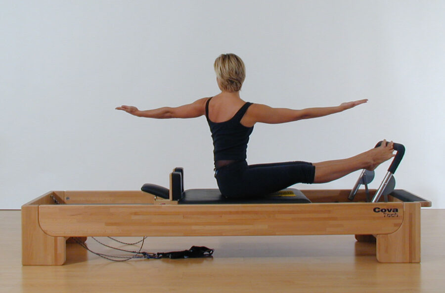 Pilates: tonifica l’upper body con lo Stomach massage twist sul Reformer