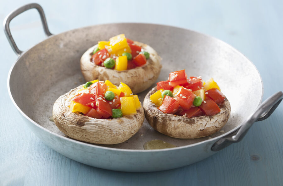 Funghi ripieni di peperoni e piselli