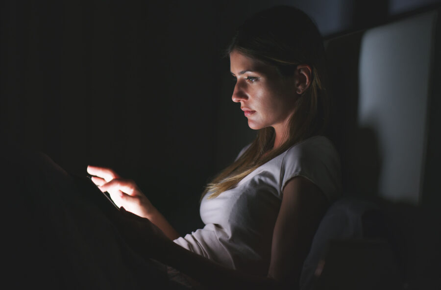 Non riesci a dimagrire? Forse è perché fai le ore piccole