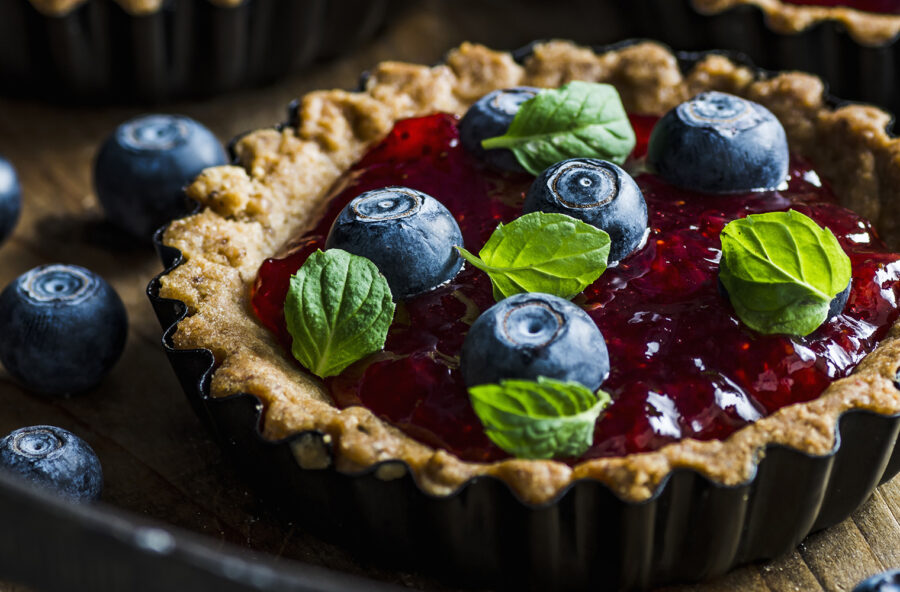 Mini tartellette con confettura ai frutti di bosco e mirtilli