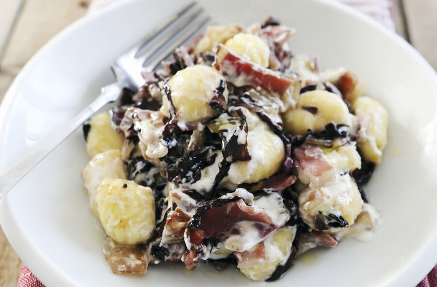 Gnocchi con crema di ricotta, radicchio e pancetta