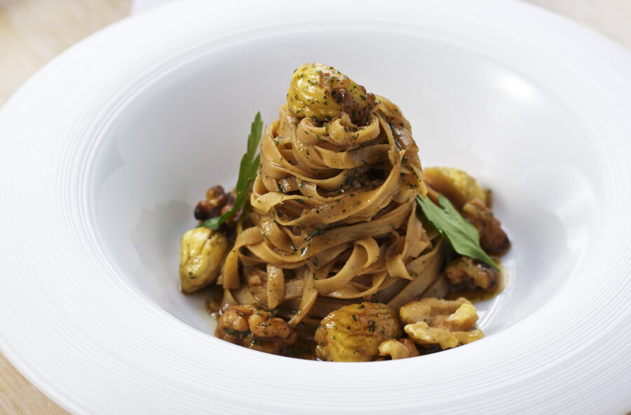 Tagliatelle con castagne, noci e funghi
