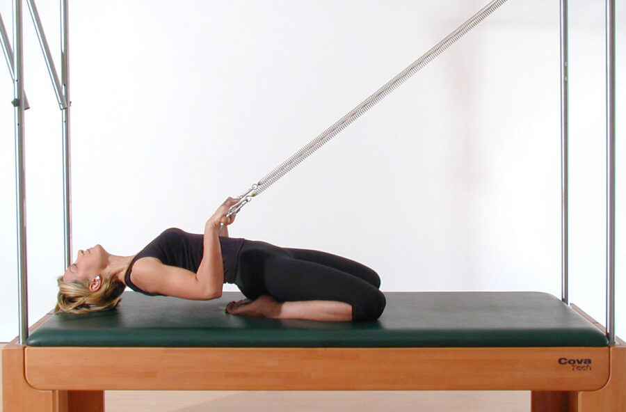 Pilates: sostieni la schiena con un esercizio sulla Cadillac