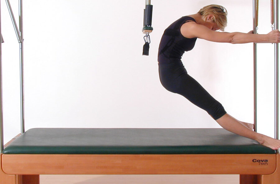 Pilates: schiena dritta e petto in fuori sulla Cadillac