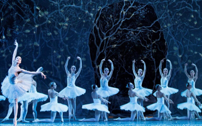Teatro di San Carlo - Lo Schiaccianoci - Musica: Pëtr Il'ič Čajkovskij
Coreografia: Alessandra Panzavolta da Marius Petipa, Lev Ivanov
Direttore: David Coleman - Scene: Nicola Rubertelli - Costumi: Giusi Giustino -
Direttore del Corpo di Ballo: Alessandra Panzavolta - Direttore del Coro di Voci Bianche: Stefania Rinaldi
Principe Schiaccianoci: Giuseppe Picone (30 dicembre, 2 gennaio, ore 17 e 3 gennaio, ore 21) / Alessandro Macario (2 gennaio, ore 21, 4 e 5 gennaio)/Alessandro Staiano (3 gennaio, ore 17)
Clara/Fata Confetto: Jurgita Dronina (30 dicembre, 2 gennaio, ore 17 e 3 gennaio, ore 21)/ Anbeta Toromani (2 gennaio, ore 21, 4 e 5 gennaio)/ Luisa Ieluzzi (3 gennaio, ore 17)
Orchestra, Corpo di Ballo e Coro di Voci Bianche del Teatro di San Carlo
Con la Partecipazione degli allievi della Scuola di Ballo del Teatro di San Carlo diretta da Anna Razzi
Allestimento del Teatro di San Carlo Teatro di San Carlo - Lo Schiaccianoci - Musica: Pëtr Il'ič Čajkovskij
Coreografia: Alessandra Panzavolta da Marius Petipa, Lev Ivanov
Direttore: David Coleman - Scene: Nicola Rubertelli - Costumi: Giusi Giustino -
Direttore del Corpo di Ballo: Alessandra Panzavolta - Direttore del Coro di Voci Bianche: Stefania Rinaldi
Principe Schiaccianoci: Giuseppe Picone (30 dicembre, 2 gennaio, ore 17 e 3 gennaio, ore 21) / Alessandro Macario (2 gennaio, ore 21, 4 e 5 gennaio)/Alessandro Staiano (3 gennaio, ore 17)
Clara/Fata Confetto: Jurgita Dronina (30 dicembre, 2 gennaio, ore 17 e 3 gennaio, ore 21)/ Anbeta Toromani (2 gennaio, ore 21, 4 e 5 gennaio)/ Luisa Ieluzzi (3 gennaio, ore 17)
Orchestra, Corpo di Ballo e Coro di Voci Bianche del Teatro di San Carlo
Con la Partecipazione degli allievi della Scuola di Ballo del Teatro di San Carlo diretta da Anna Razzi
Allestimento del Teatro di San Carlo