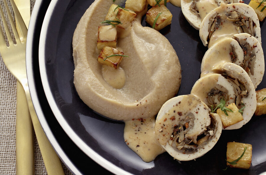 Ricette di Natale: rotolo di pollo con funghi, sedano fritto e purè di castagne