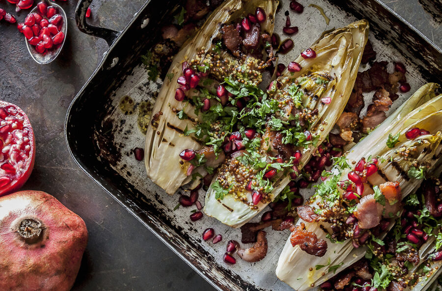 Ricette delle feste: indivia grigliata con senape, pancetta e melagrana
