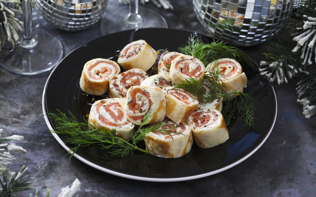 Rotolo di salmone affumicato con formaggio fresco e aneto Rotolo di salmone affumicato con formaggio fresco e aneto