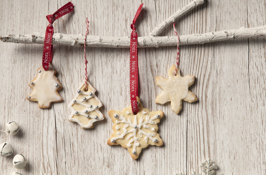 Biscotti natalizi con glassa e confetti