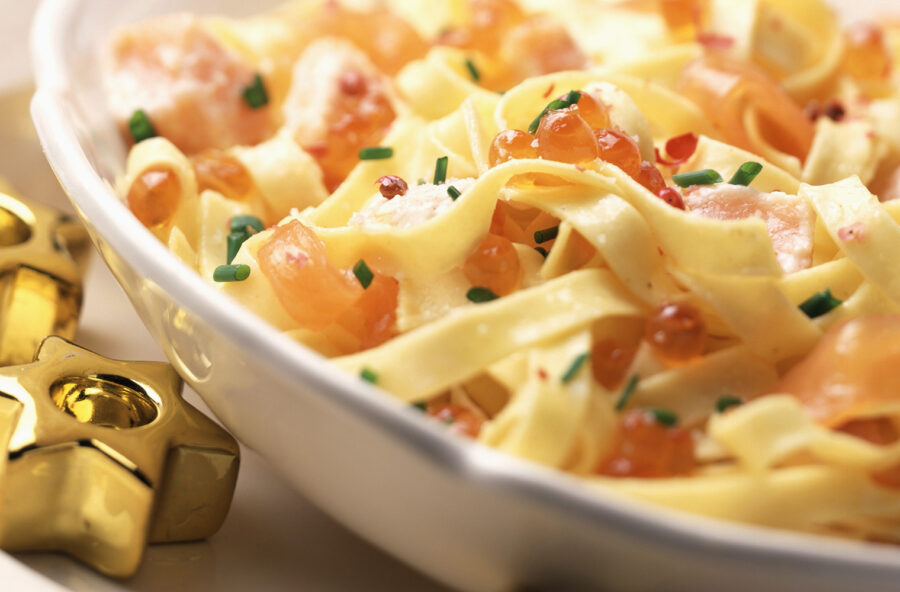Ricette di Natale: tagliatelle al salmone con panna, uova di salmone ed erba cipollina