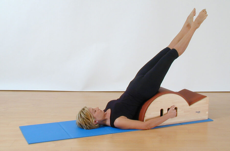 Pilates: modella l’interno coscia e combatti la cellulite sulla Step barrel