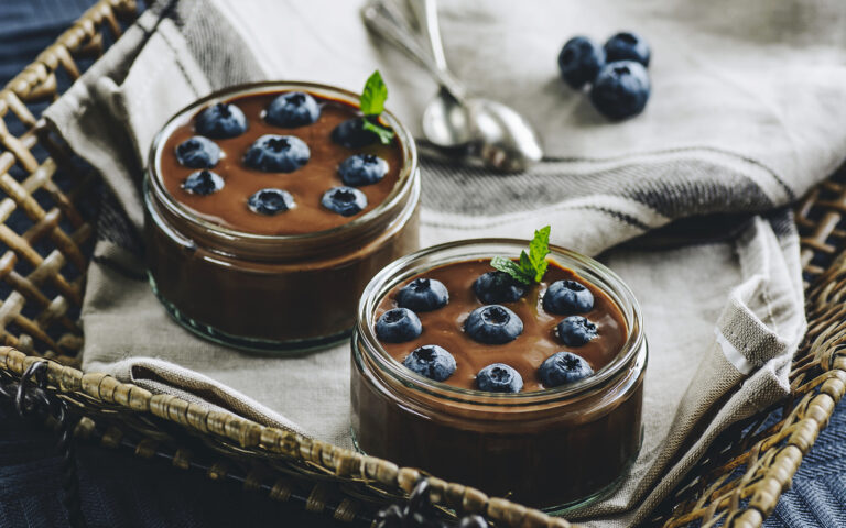 Budino al cacao con mirtilli