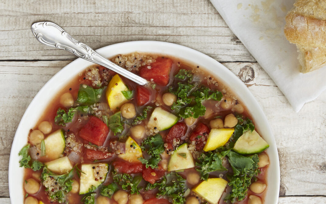 Minestrone di verdure con ceci e quinoa Minestrone di verdure con ceci e quinoa