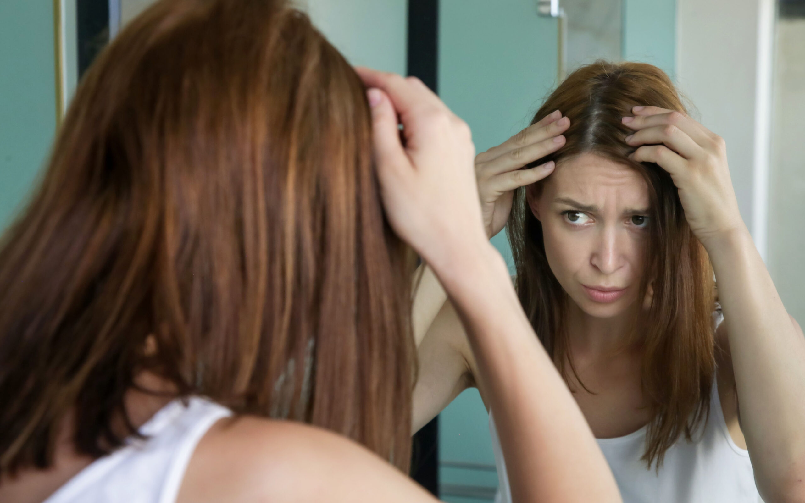 She her hair. Рассматривает волосы. Волосы в зеркале. Выпадение волос перед зеркалом. Редкие волосы перед зеркалом.