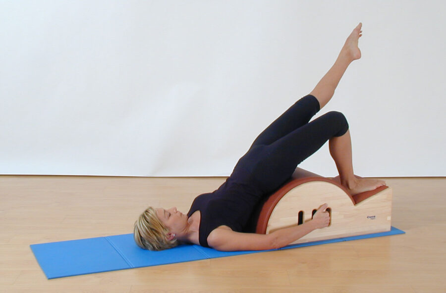 Pilates: Shoulder bridge anticellulite. Sulla Step barrel e a corpo libero