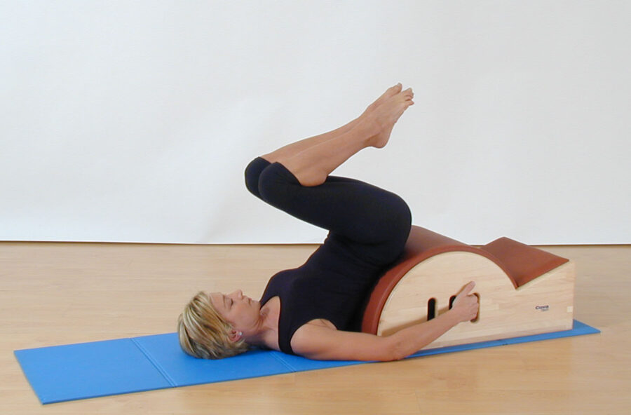 Pilates: Lying back contro il mal di schiena. Sulla Step barrel e a corpo libero