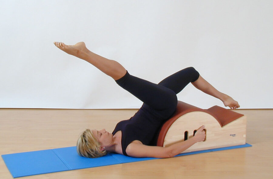 Pilates: stop alla cellulite pedalando. Sulla Step barrel e a corpo libero