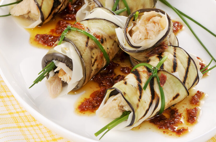 Involtini di melanzane con nasello e pomodoro