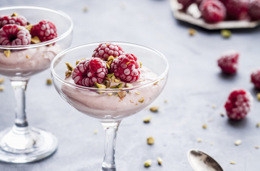 Mousse al cioccolato ruby con lamponi e pistacchi
