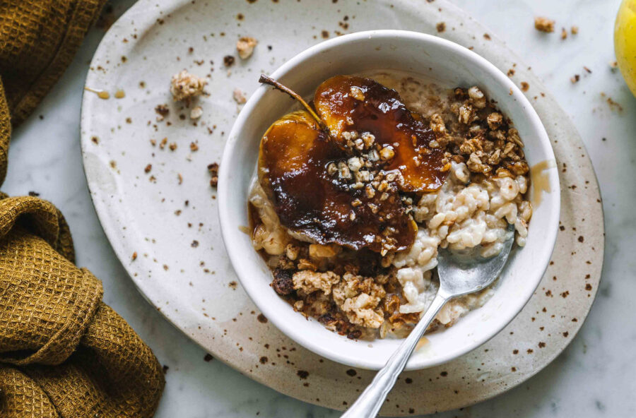 Risolatte alla vaniglia con mele Golden caramellate e crumble