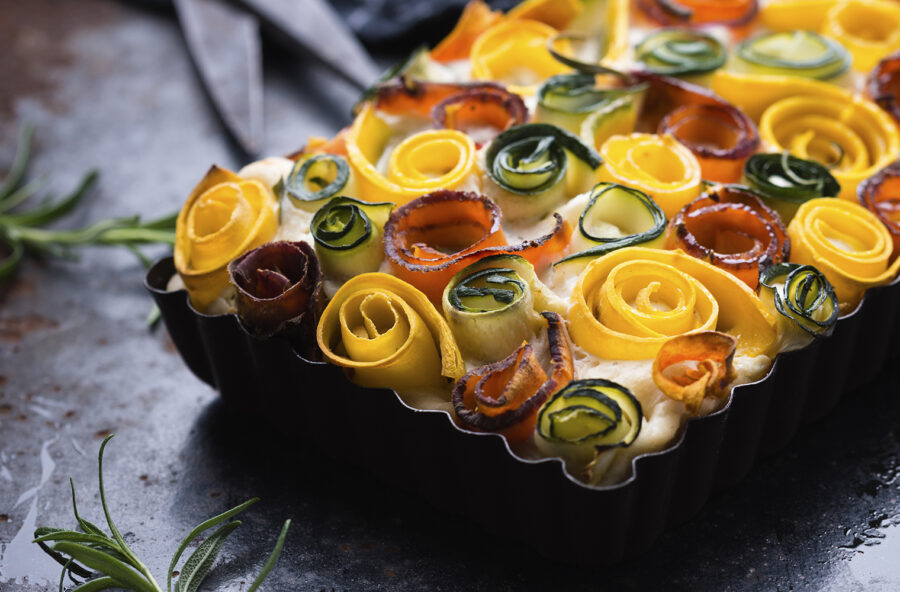 Ricette di Pasqua: torta salata con roselline di verdure
