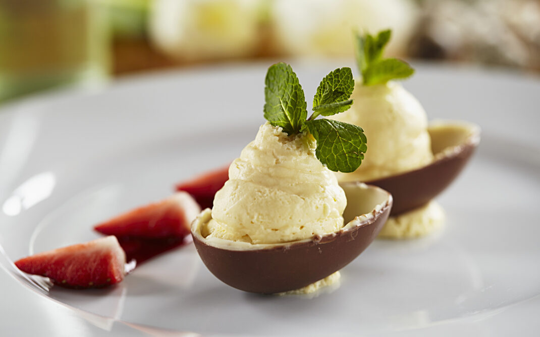 ovetto sorpresa cioccolato bianco fragole ovetto sorpresa cioccolato bianco fragole